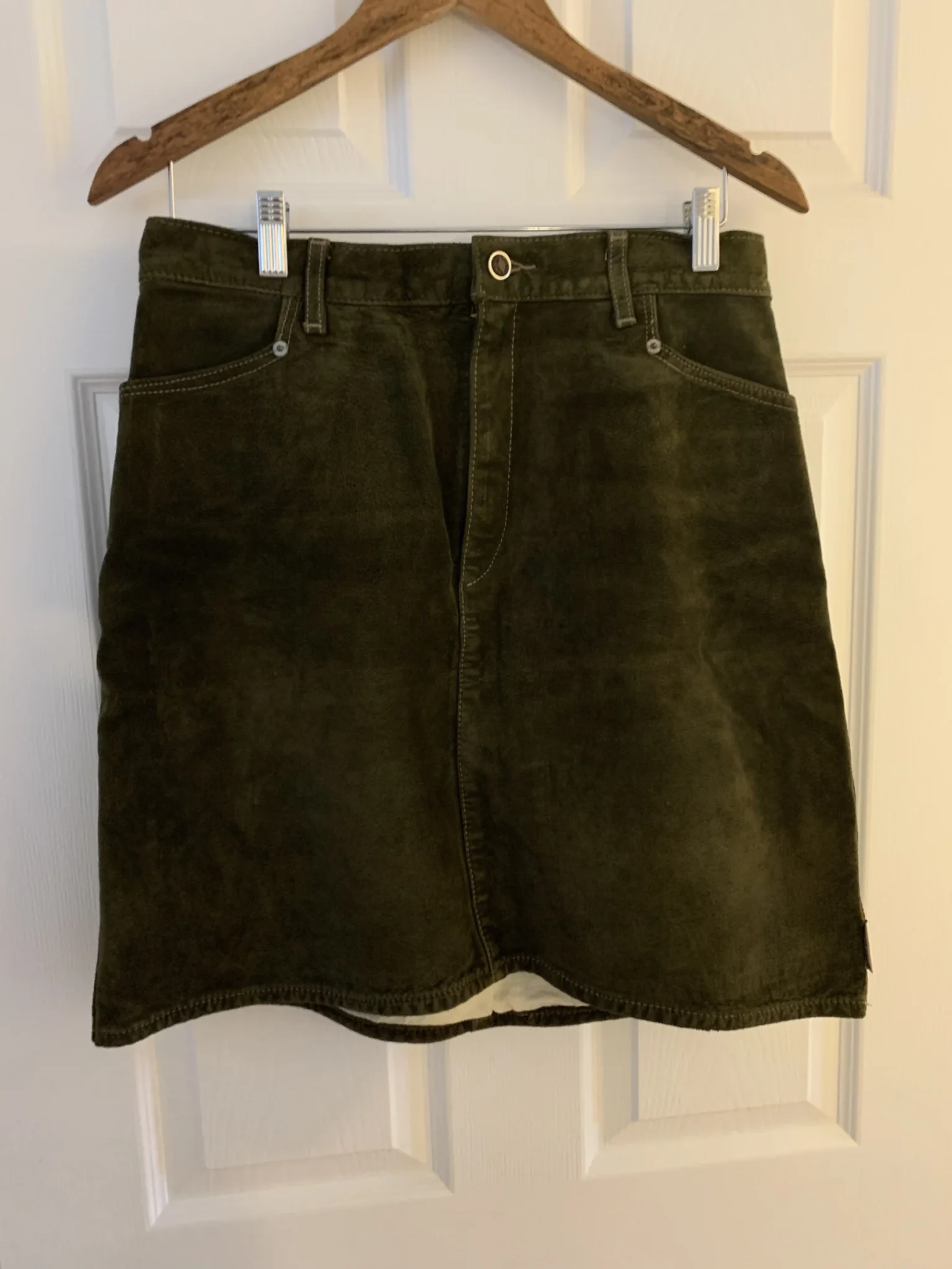 Featured image for Jupe courte en suède véritable vert olive Skotts Suede