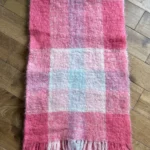 Thumbnail for Foulard de mohair rose vibrant