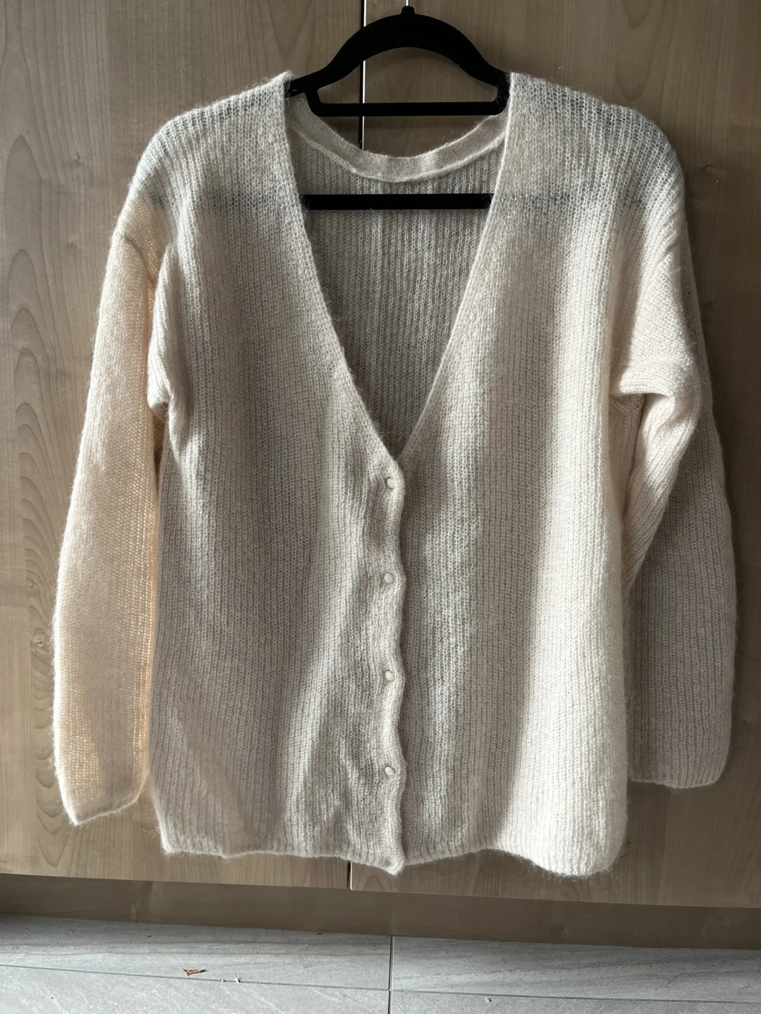 Featured image for Chandail crème Aritzia (babaton)