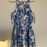 Thumbnail for Robe fleurie bleue et blanche Vince Camuto