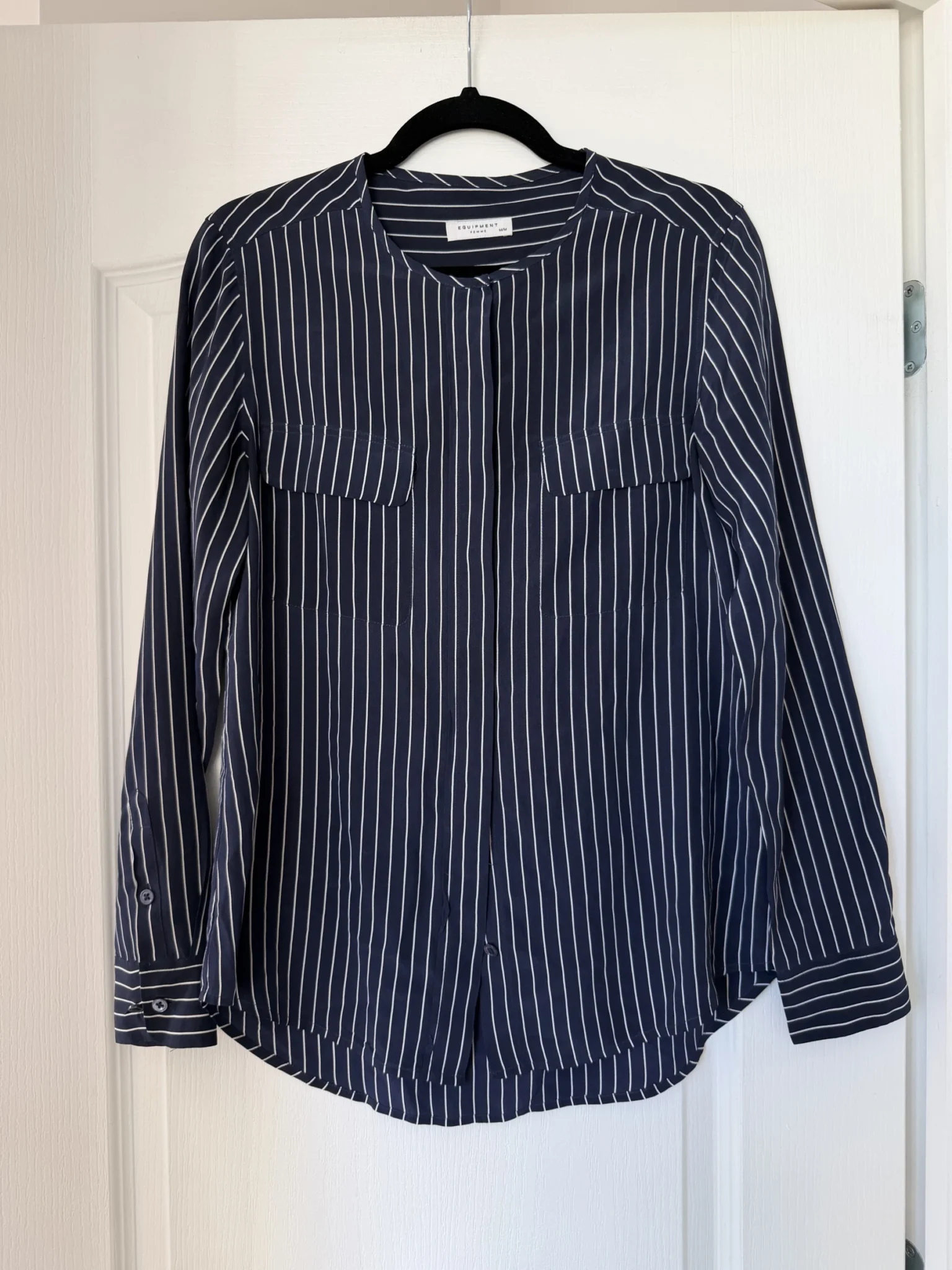 Featured image for Chemise Equipment 100% soie bleu marine à rayure taille M