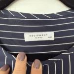 Thumbnail for Chemise Equipment 100% soie bleu marine à rayure taille M