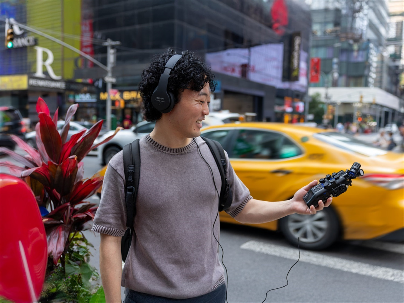 Zoom H6studio Handy Recorder 6-Track 32-Bit Float Flagship Recorder