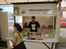 Iniciativa do CEBI sorteia livros entre visitantes da feira
