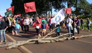 Organizações bloqueiam rodovia para denunciar violência contra mulher