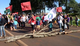Organizações bloqueiam rodovia para denunciar violência contra mulher