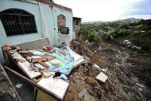 Moradores criticam a atuação do poder público na tragédia do RJ
