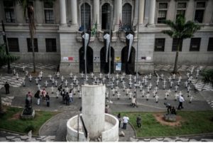 Cruzes lembram Massacre do Carandiru