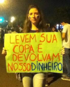Copa do mundo para quem? Confira dois vídeos chocantes