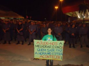 Participar e apoiar os movimentos. Com objetivos claros e sem ingenuidade