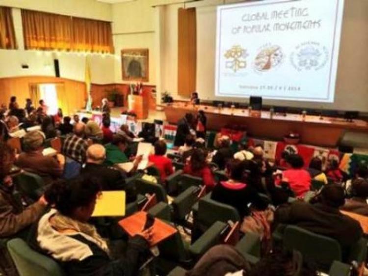 Papa Francisco: “Nenhuma família sem casa, nenhum camponês sem terra, nenhum trabalhador sem direitos” 1 Papa Francisco: “Nenhuma família sem casa