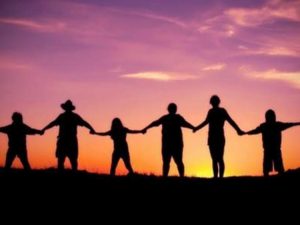 Caminhando como amigas e amigos