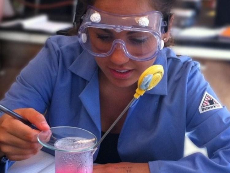 Estereótipos de gênero explicam baixa participação de mulheres em certas áreas da ciência