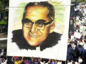 Ex-arcebispo Óscar Romero é beatificado em El Salvador