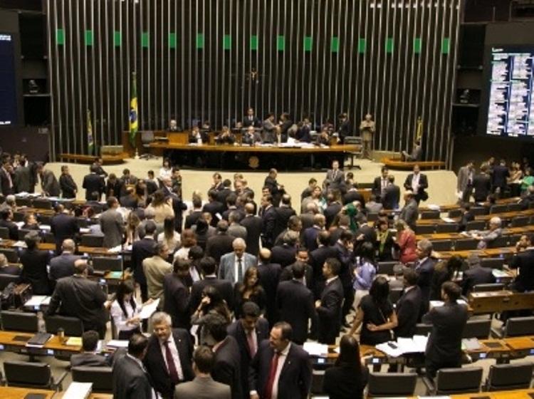 Câmara recua e aprova financiamento privado de campanhas