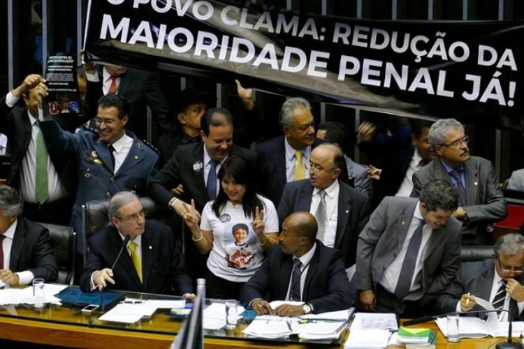 Redução da maioridade penal é aprovada após manobra de Eduardo Cunha