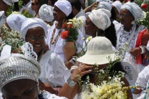 Negros e religiões africanas são os mais discriminados
