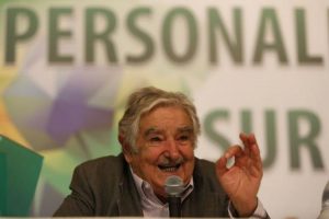 Mujica critica brasileiros que pedem volta da ditadura: “são loucos... loucos!”