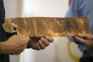 Mais antiga cópia dos Dez Mandamentos é exibida em Israel