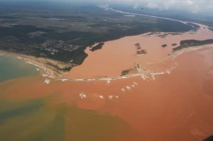 Lama tóxica da Samarco cobre mais de 27 km² do mar no Espírito Santo