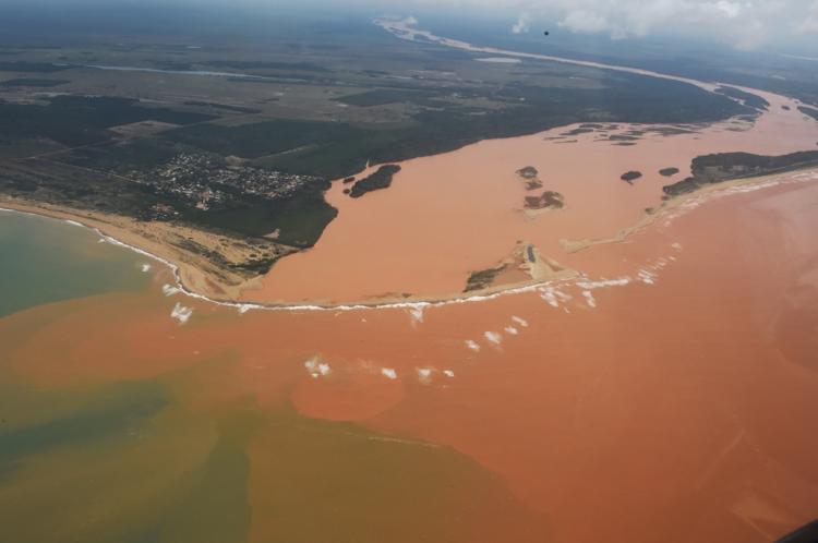 Lama tóxica da Samarco cobre mais de 27 km² do mar no Espírito Santo