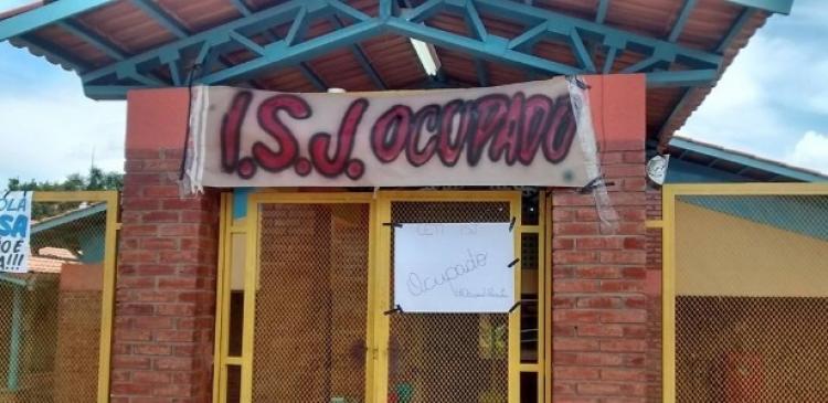 Estudantes de Goiás denunciam invasão ilegal a escola ocupada e agressão por PMs