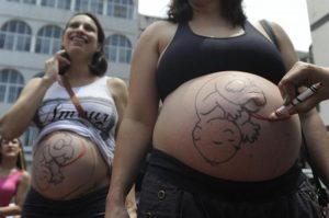 OMS: São falsos os boatos que associam vacinas para gestantes à microcefalia