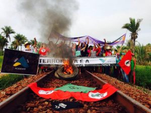 Mulheres do MST ocupam os trilhos da Vale no Maranhão