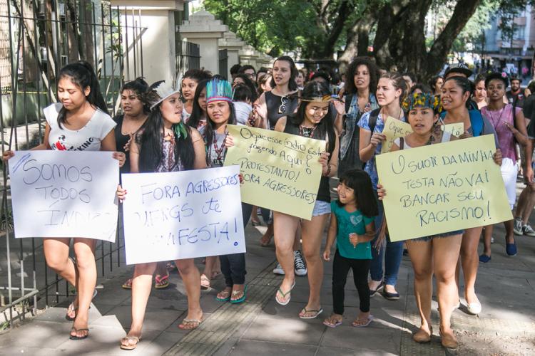 Manifestantes cobram providências da UFRGS após agressão a estudante indígena