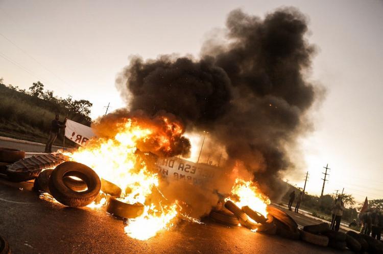 Protestos contra o golpe trancam rodovias e ruas do país 1 Protestos contra o golpe trancam rodovias e ruas do país