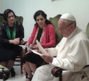 Papa recebe Letícia Sabatella para falar de golpe no Brasil