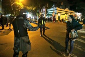 Brigada Militar encerra com bombas de gás manifestação em Porto Alegre