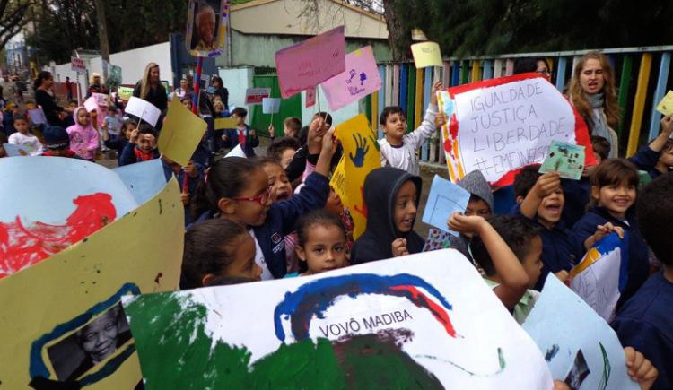 Escola que foi alvo de racismo passa a se chamar  "Nelson Mandela"