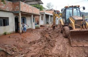 Moradores de Barra Longa sofrem com a poeira resultante da tragédia de Mariana