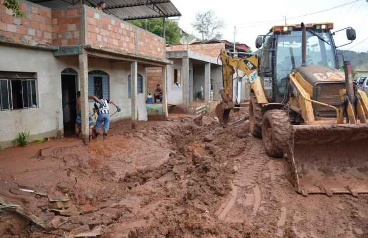 Moradores de Barra Longa sofrem com a poeira resultante da tragédia de Mariana