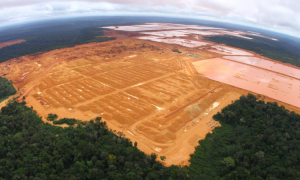A guerra secreta pela bauxita