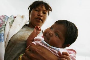 Mães indígenas menores de 16 anos poderão receber salário-maternidade