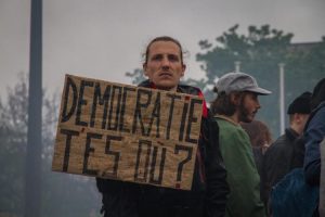 Por que os protestos na França não ganham atenção na mídia brasileira