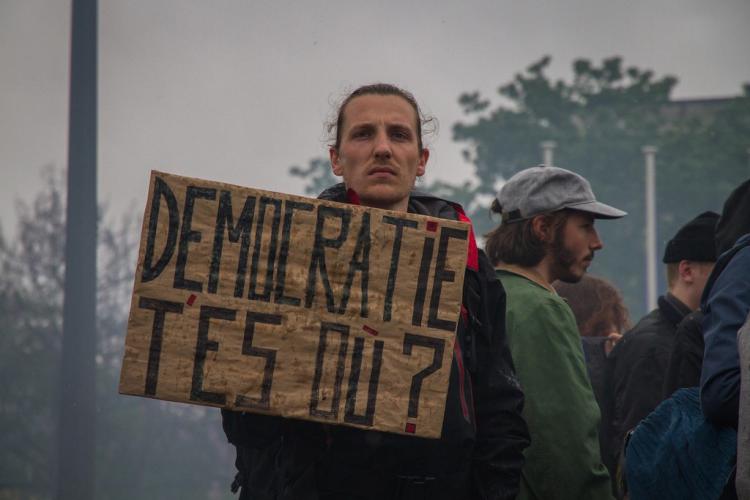Por que os protestos na França não ganham atenção na mídia brasileira