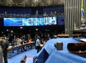 Senado aprova em 1º turno PEC que congela gastos por 20 anos