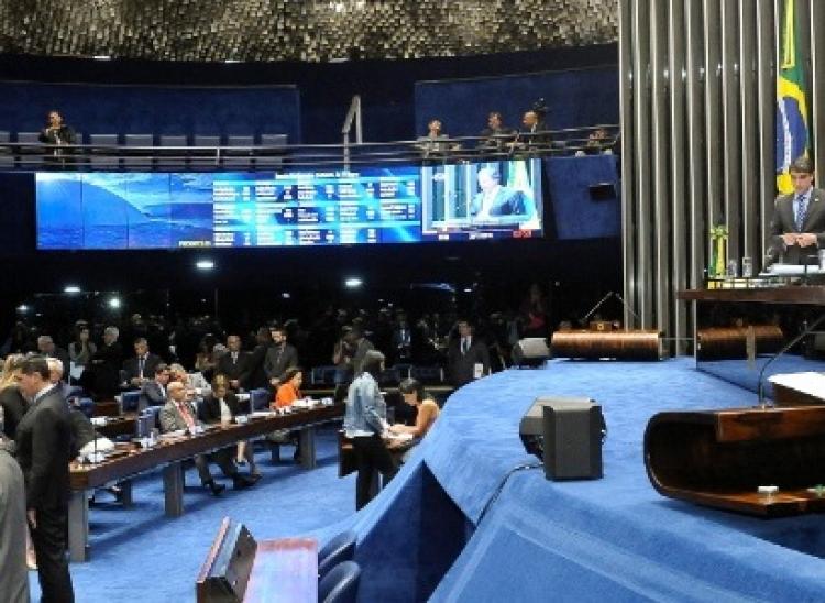 Senado aprova em 1º turno PEC que congela gastos por 20 anos