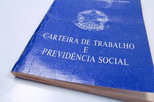 Pesquisadora denuncia a farsa da crise da Previdência Social no Brasil forjada pelo governo com apoio da imprensa