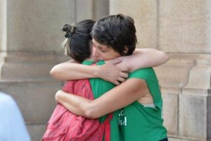 RS - Clima de comoção toma conta de manifestantes na Praça da Matriz em Porto Alegre
