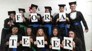 Durante a formatura o protesto: FORA TEMER