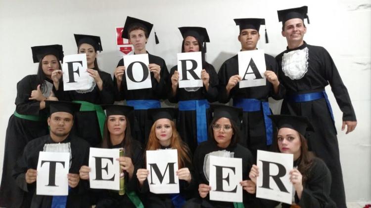 Durante a formatura o protesto: FORA TEMER