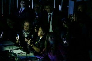 No escuro, senadoras já resistem por mais de duas horas ocupando mesa diretora do Senado. Reprodução/Gleisi Hoffman