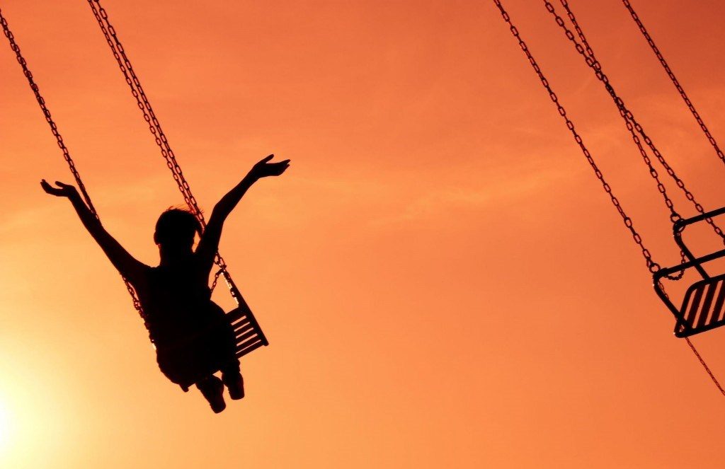 happy mood 1024x768 happy woman swing alone sunset 9971