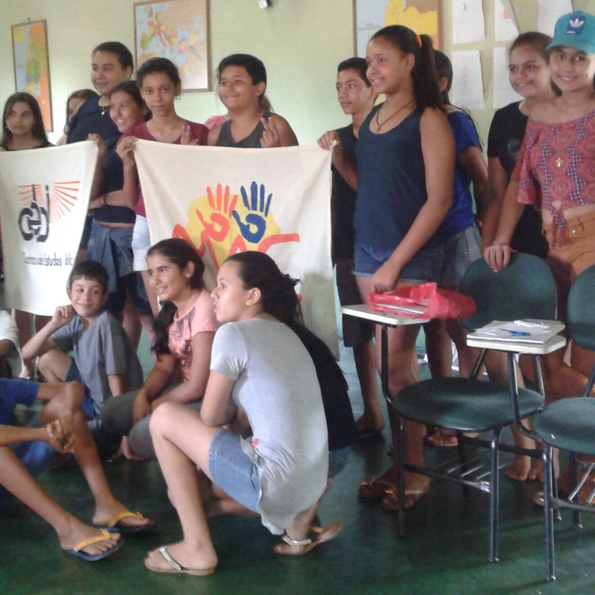 Foto: crianças e adolescentes da escola bíblica
