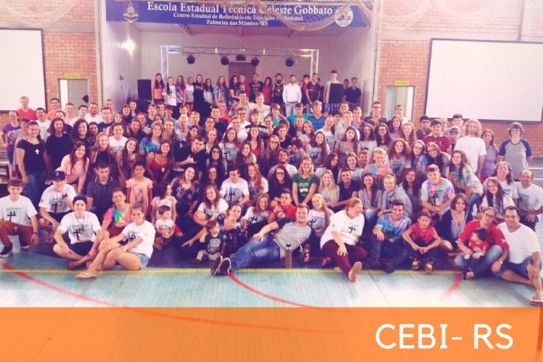 grupo de pessoas durante o acampamento