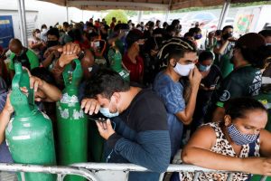 Parentes de hospitalizados ou em tratamento domiciliar devido à infecção por coronavírus compram oxigênio de empresa privada em Manaus Bruno Kelly 18.jan .21Reuters